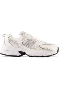 Buty dziecięce New Balance GR530AD – białe. Okazja: na uczelnię, na co dzień. Kolor: biały. Materiał: materiał, syntetyk, guma. Szerokość cholewki: normalna