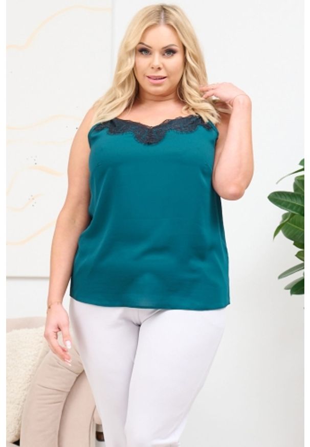 KARKO - Top pod żakiet z ozdobną koronką przy dekolcie ELMA butelkowa zieleń PROMOCJA. Okazja: do pracy, na co dzień. Kolekcja: plus size. Materiał: koronka. Długość rękawa: na ramiączkach. Wzór: koronka. Sezon: lato. Styl: klasyczny, casual, elegancki