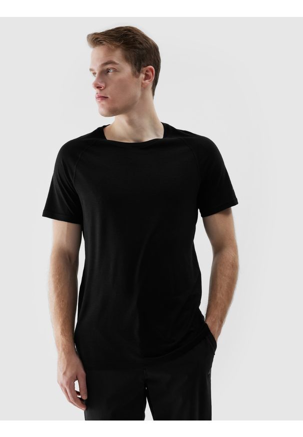 4f - 4F Koszulka trekkingowa z wełną Merino męska - czarna 3XL. Kolor: czarny. Materiał: wełna. Długość rękawa: raglanowy rękaw. Wzór: gładki, ze splotem. Styl: klasyczny