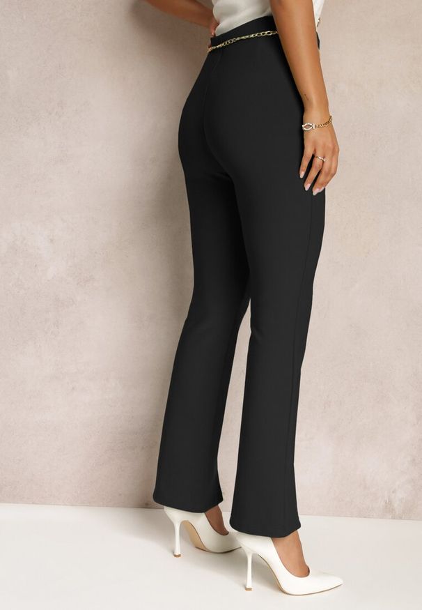 Renee - Czarne Materiałowe Spodnie Dzwony z Ozdobnym Łańcuszkiem Amelana. Kolor: czarny. Materiał: materiał. Wzór: aplikacja