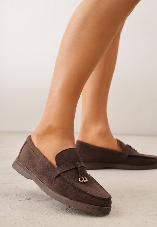 Born2be - Ciemnobrązowe Lekkie Mokasyny VICES z Metalowymi Ozdobami i Skórzaną Wkladką Adrialee. Nosek buta: okrągły. Kolor: brązowy. Materiał: skóra. Wzór: aplikacja. Obcas: na obcasie. Styl: klasyczny. Wysokość obcasa: niski