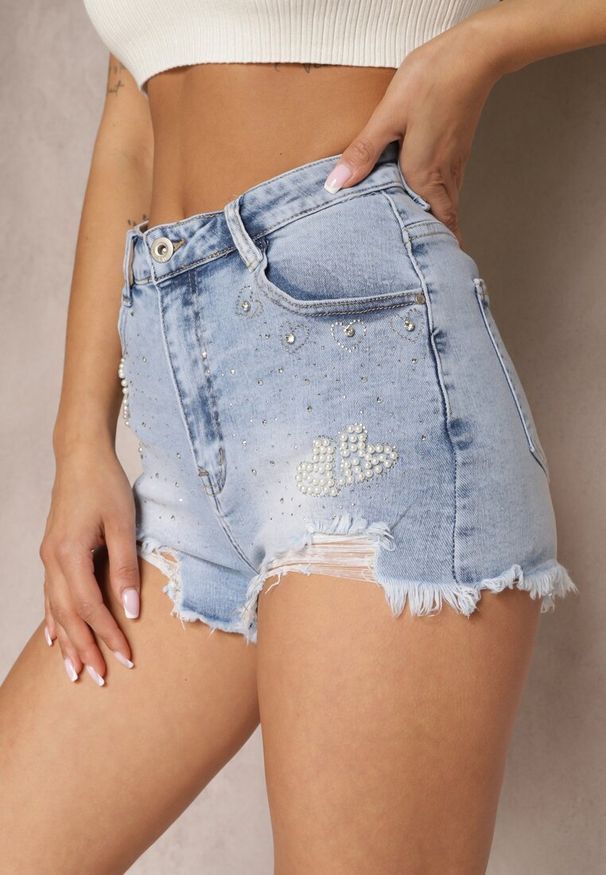 Renee - Niebieskie Postrzępione Szorty z Jeansu z Sercami z Cyrkoniami Aleysha. Kolor: niebieski. Materiał: jeans. Sezon: lato, wiosna