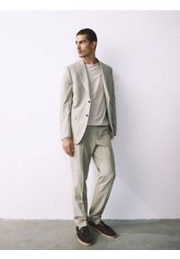 Reserved - Spodnie garniturowe slim fit - oliwkowy. Kolor: oliwkowy. Materiał: wiskoza, tkanina #1