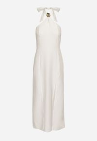 Born2be - Biała Sukienka z Wiskozą z Odkrytymi Plecami i Wiązaniem Zdobiona Broszką Nalorise. Kolor: biały. Materiał: wiskoza. Wzór: aplikacja. Styl: klasyczny, elegancki #7