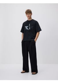 Reserved - T-shirt cropped boxy z nadrukiem - ciemnoszary. Kolor: szary. Materiał: dzianina, bawełna. Wzór: nadruk #1