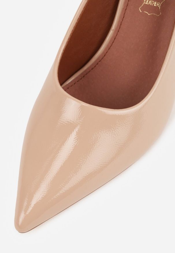 Renee - Beżowe Szpilki Lakierowane Vices ze Skórzaną Wkładką Ozdobione Cyrkoniami Cindrie. Kolor: beżowy. Materiał: skóra, lakier. Wzór: aplikacja. Obcas: na szpilce. Styl: elegancki