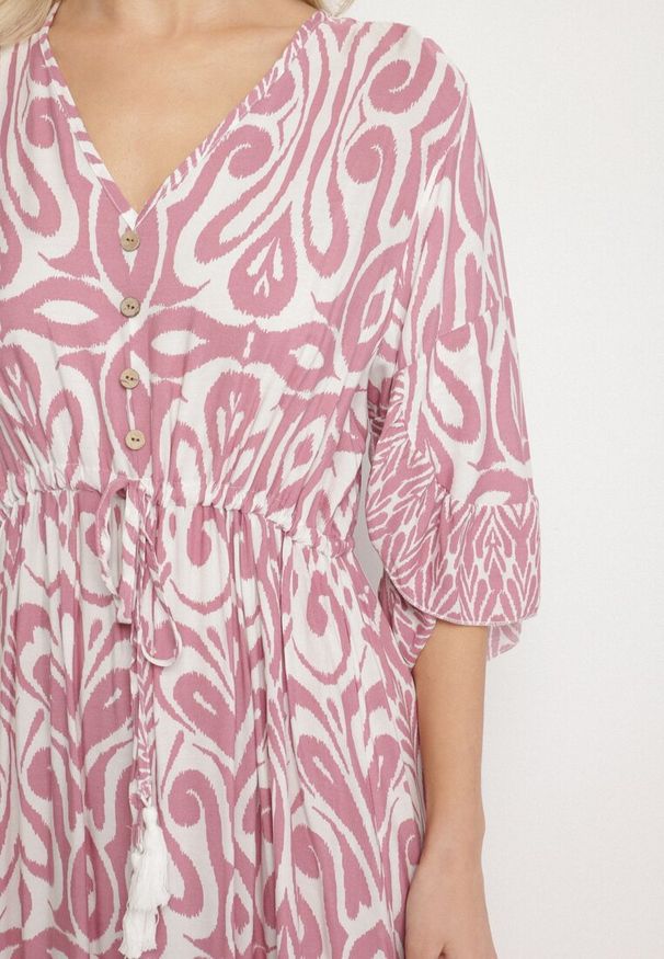 Born2be - Różowa Sukienka Bawełniana w Ornamentalny Wzór z Gumką w Talii Orrielle. Okazja: na co dzień. Typ kołnierza: dekolt w serek. Kolor: różowy. Materiał: bawełna. Typ sukienki: sportowe. Styl: casual, sportowy