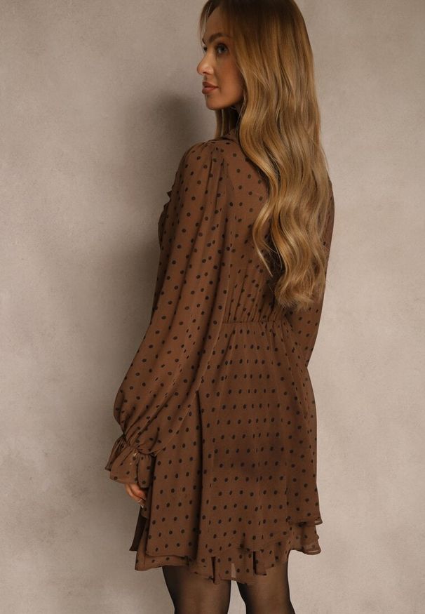 Renee - Brązowa Rozkloszowana Sukienka z Siateczki w Groszki z Falbankami Nesiba. Typ kołnierza: kołnierz z falbankami. Kolor: brązowy. Materiał: poliester. Wzór: grochy