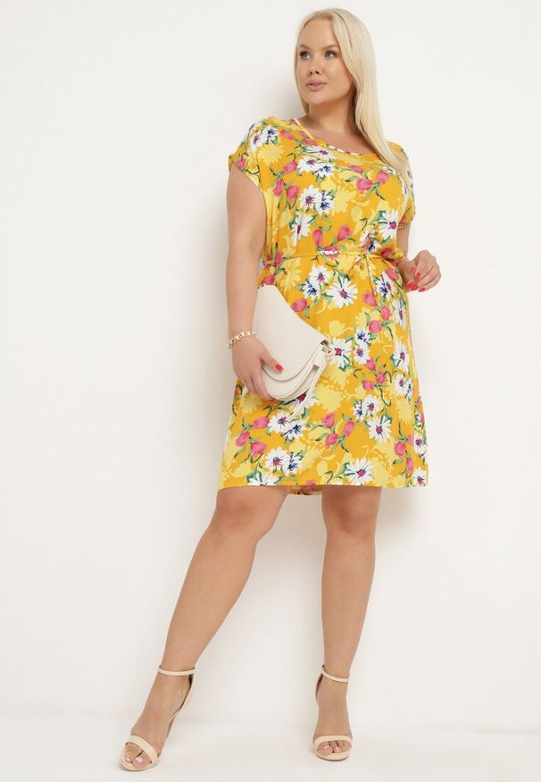 Born2be - Żółta Wiskozowa Sukienka w Kwiaty z Materiałowym Paskiem w Talii Aristina. Okazja: na co dzień, na imprezę. Kolor: żółty. Materiał: wiskoza, materiał. Wzór: kwiaty. Sezon: lato. Styl: casual