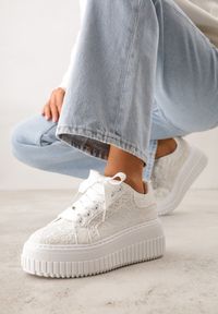 Born2be - Białe Sneakersy na Grubej Tłoczonej Platformie Ozdobione Brokatem i Koronką Zellysh. Okazja: na co dzień. Kolor: biały. Materiał: koronka. Wzór: aplikacja, koronka. Obcas: na platformie #2