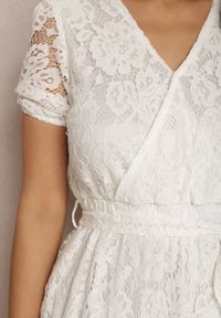 Renee - Biała Sukienka Caneope. Kolor: biały. Materiał: tkanina, materiał, koronka. Długość rękawa: krótki rękaw. Typ sukienki: kopertowe. Długość: midi #2