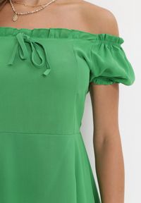 Born2be - Zielona Sukienka Mini Hiszpanka z Marszczoną Gumką Lakenzie. Typ kołnierza: dekolt hiszpanka. Kolor: zielony. Długość rękawa: krótki rękaw. Sezon: wiosna, lato. Typ sukienki: rozkloszowane. Długość: mini #3