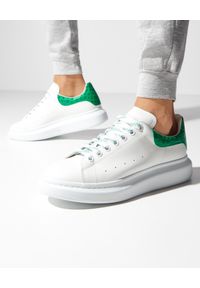 Alexander McQueen - ALEXANDER MCQUEEN - Białe sneakersy Larry. Nosek buta: okrągły. Zapięcie: sznurówki. Kolor: biały. Materiał: guma #2