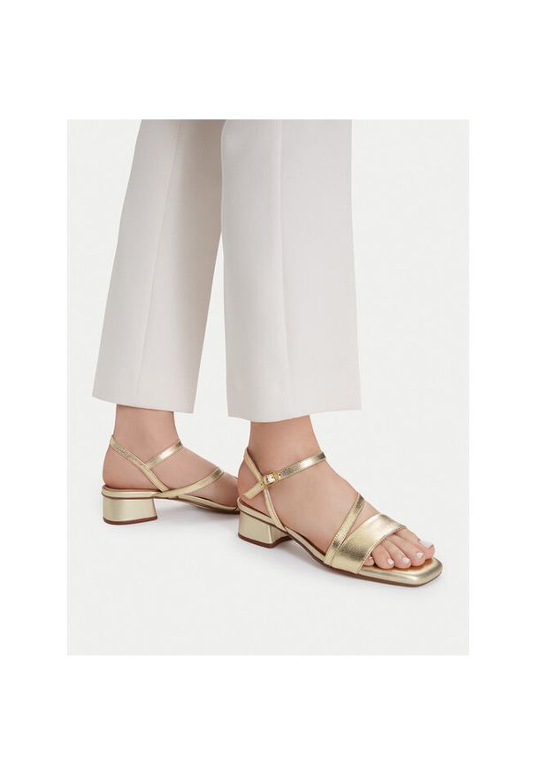 Sandały Clarks. Kolor: złoty