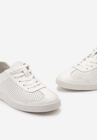 Born2be - Białe Skórzane Sneakersy na Płaskiej Podeszwie z Perforacją Amarlia. Nosek buta: okrągły. Zapięcie: sznurówki. Kolor: biały. Materiał: skóra. Sezon: lato. Obcas: na płaskiej podeszwie. Wysokość obcasa: niski #6