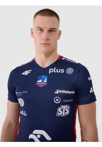 4f - Koszulka meczowa replika wyjazdowa z sezonu 2024/25 męska 4F x Zaksa Kędzierzyn Koźle - multikolor. Typ kołnierza: dekolt w serek. Kolor: wielokolorowy. Materiał: dzianina, materiał, syntetyk, włókno. Wzór: ze splotem, gładki, nadruk. Styl: sportowy, klasyczny