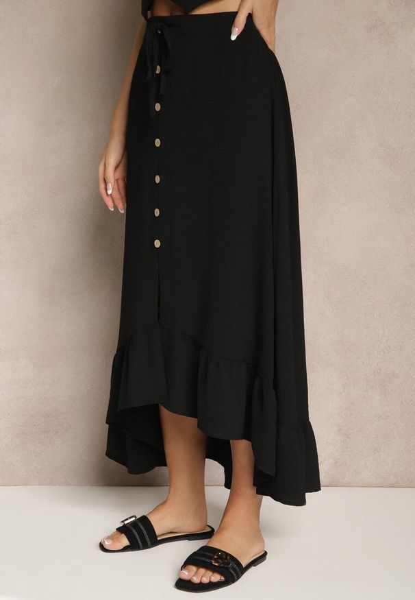 Renee - Czarna Spódnica z Przedłużonym Tyłem Zdobiona Falbanami i Guzikami Maleira. Okazja: na co dzień. Kolor: czarny. Wzór: aplikacja. Styl: boho, elegancki, casual