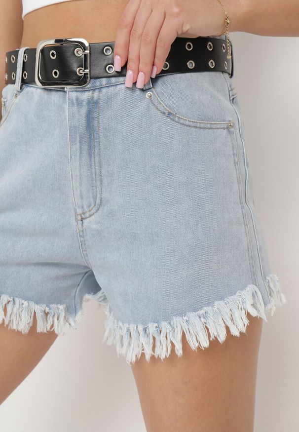 Born2be - Jasnoniebieskie Szorty Jeansowe z Modnie Postrzępionymi Nogawkami i Paskiem z Ekoskóry Piorita. Kolor: niebieski. Materiał: jeans. Sezon: lato. Styl: elegancki, rockowy
