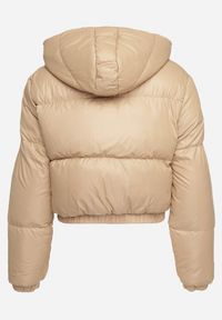 Born2be - Ciemnobeżowa Kurtka Pikowana o Krótkim Fasonie z Kapturem Tinthella. Okazja: na spacer, na co dzień. Typ kołnierza: kaptur. Kolor: beżowy. Materiał: jeans. Długość: krótkie. Wzór: aplikacja. Styl: casual, elegancki #3