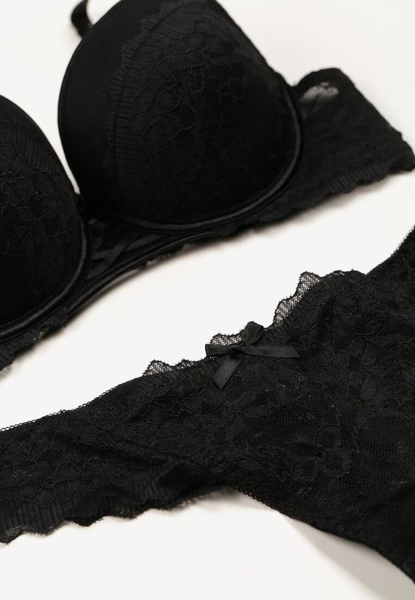 Born2be - Czarny Komplet Bielizny Biustonosz Push Up i Stringi z Koronką Aurorra. Kolor: czarny. Materiał: koronka. Wzór: koronka