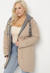 Born2be - Beżowa Kurtka Parka z Nieodpinanym Kapturem i Napisami Zolzia. Okazja: na co dzień. Kolor: beżowy. Wzór: napisy. Styl: casual #1