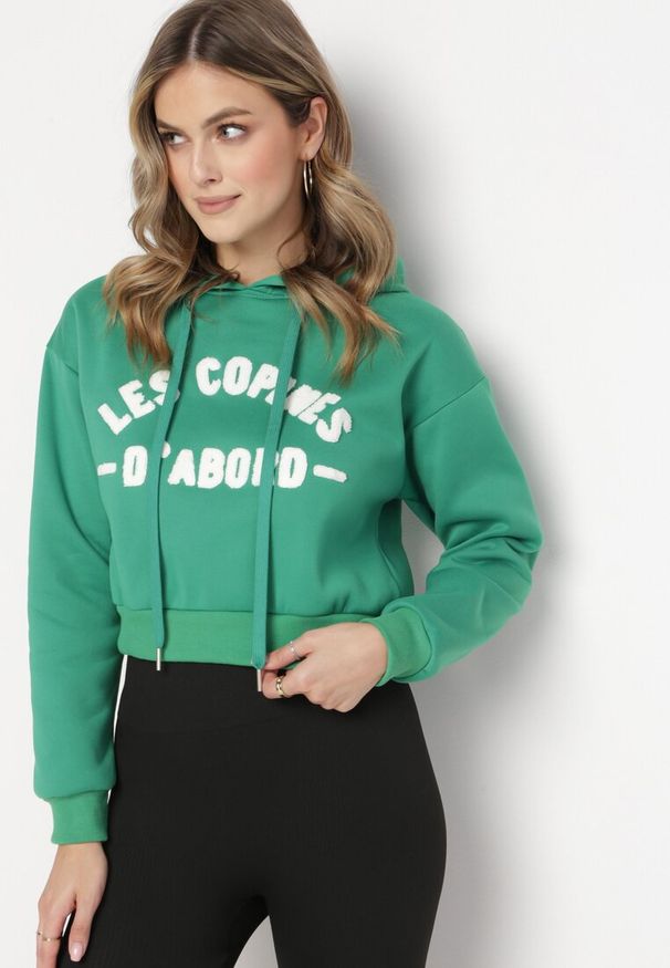 Born2be - Zielona Bluza z Napisem i Kapturem Sallis. Kolor: zielony. Materiał: dzianina. Wzór: napisy. Sezon: zima