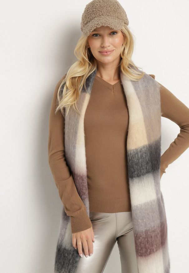 Born2be - Brązowy Klasyczny Sweter z Dekoltem w Szpic Felitha. Okazja: na co dzień, na spotkanie biznesowe, do pracy. Kolor: brązowy. Materiał: jeans. Długość rękawa: długi rękaw. Długość: długie. Styl: klasyczny