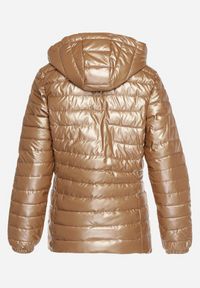 Born2be - Ciemnobeżowa Pikowana Kurtka Metaliczna z Kapturem Slaissa. Okazja: na co dzień. Typ kołnierza: kaptur. Kolor: beżowy. Wzór: aplikacja. Styl: casual #4