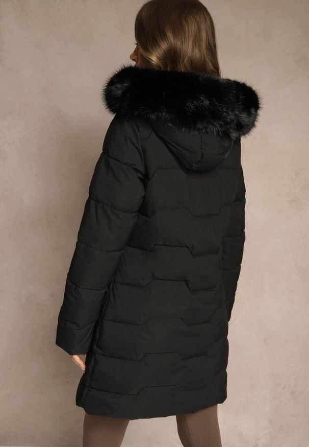 Renee - Czarna Pikowana Kurtka o Taliowanym Kroju z Kapturem z Futerkiem Mindria. Okazja: na spacer. Typ kołnierza: kaptur. Kolor: czarny. Materiał: futro. Styl: elegancki