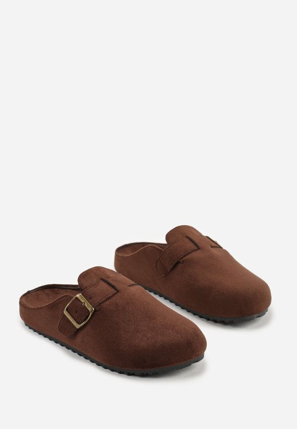 Born2be - Ciemnobrązowe Klapki Typu Mule z Imitacji Zamszu z Paskiem z Klamerką Anevitta. Okazja: na co dzień, na spacer. Kolor: brązowy. Materiał: zamsz. Styl: elegancki, klasyczny, casual