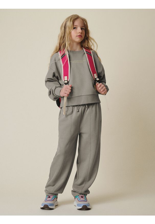 4f - 4F Bluza dresowa loose bez kaptura dziewczęca - beżowa 158/164 (12-14 lat). Okazja: na spacer, na co dzień, na uczelnię. Typ kołnierza: bez kaptura. Kolor: beżowy. Materiał: dresówka. Sezon: lato. Styl: casual