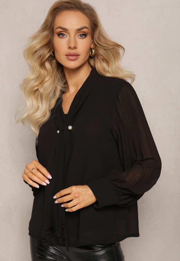 Renee - Czarna Bluzka z Wiązaniem wokół Szyi i Plisowanym Rękawem Henokia. Kolor: czarny. Styl: elegancki