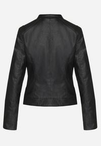 Born2be - Czarna Taliowana Kurtka Ramoneska ze Stójką w Motocyklowym Stylu Elovira. Okazja: na imprezę, na co dzień. Typ kołnierza: kołnierzyk stójkowy. Kolor: czarny. Materiał: jeans. Styl: casual, klasyczny #7