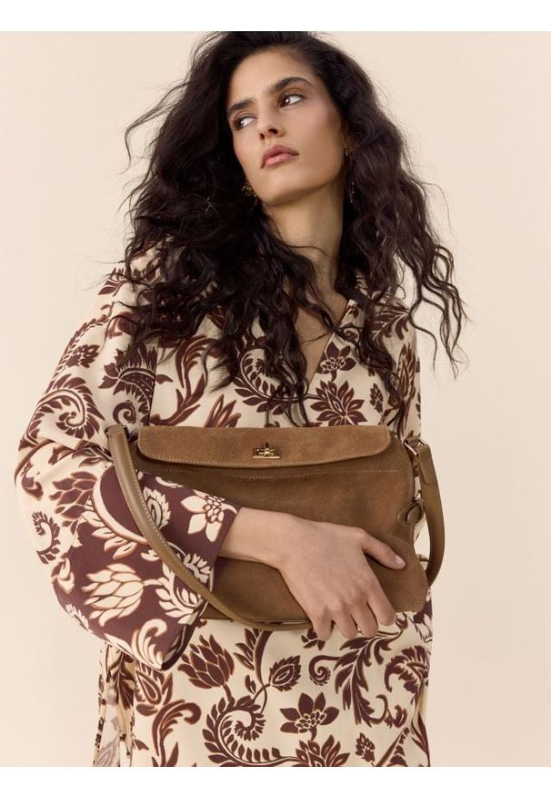 Reserved - Zamszowa torebka na ramię - brązowy. Kolor: brązowy. Materiał: zamszowe. Rodzaj torebki: na ramię