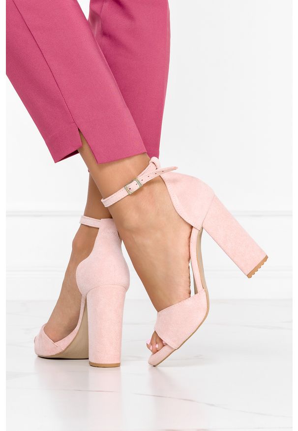 Casu - Różowe sandały na słupku z zakrytą piętą i paskiem wokół kostki casu 1590. Zapięcie: pasek. Kolor: różowy. Obcas: na słupku