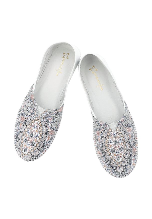 Baleriny damskie Maciejka, cholewka ze skóry naturalnej gładkiej z przodu panel tekstylny z dekoracyjnym wzorem wsuwany fason widoczne przeszycia wok. Okazja: na co dzień. Kolor: biały. Materiał: skóra. Szerokość cholewki: normalna. Wzór: gładki. Sezon: wiosna, lato. Styl: casual, elegancki