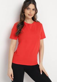 Born2be - Czerwony Bawełniany T-shirt o Klasycznym Kroju z Okrągłym Dekoltem Ethelina. Kolor: czerwony. Materiał: bawełna. Styl: klasyczny #3