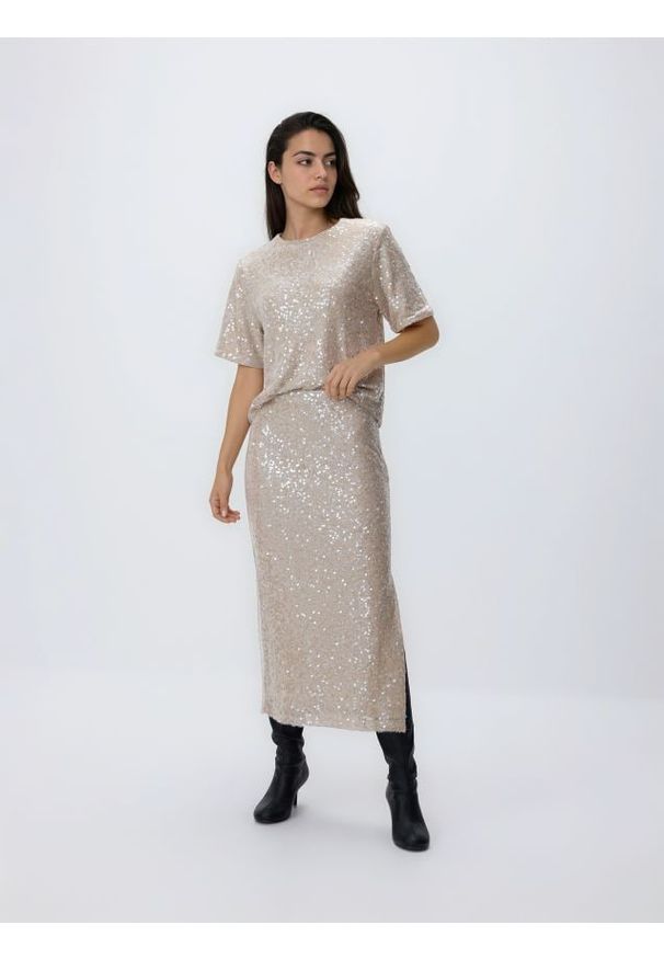 Reserved - Cekinowa spódnica midi - kremowy. Kolor: kremowy. Materiał: dzianina