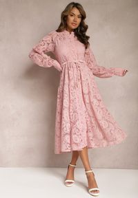Renee - Różowa Koronkowa Sukienka Midi z Ozdobnym Wiązaniem Camaela. Kolor: różowy. Materiał: koronka. Długość rękawa: na ramiączkach. Długość: midi