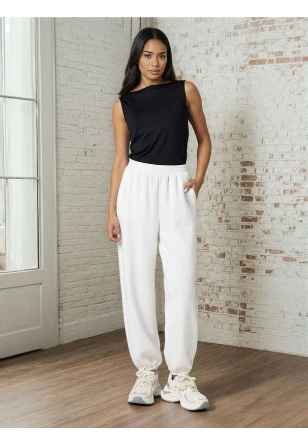 Sinsay - Spodnie dresowe jogger scuba z domieszką wiskozy - kremowy. Kolor: kremowy. Materiał: wiskoza, dresówka