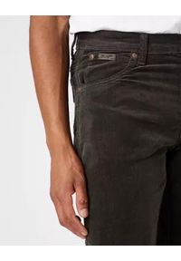 Wrangler - MĘSKIE SPODNIE MATERIAŁOWE WRANGLER TEXAS SLIM MOSS GREEN W12SEC221 112141148. Materiał: materiał #2