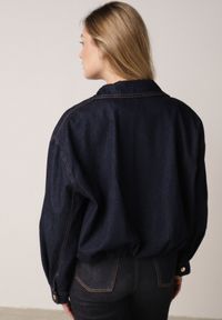 Born2be - Granatowa Jeansowa Kurtka Przejściowa z Bawełny o Kroju Bombki z Kołnierzykiem Jotima. Okazja: na co dzień, na randkę. Kolor: niebieski. Materiał: bawełna, jeans. Styl: casual, elegancki #4