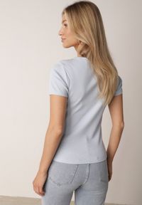 Born2be - Jasnoniebieski Dopasowany T-shirt z Prążkowanej Tkaniny z Bawełny Acalenos. Okazja: na co dzień. Kolor: niebieski. Materiał: prążkowany, bawełna, tkanina. Sezon: lato. Styl: casual, klasyczny, elegancki #2