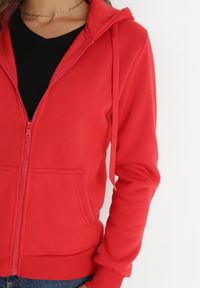 Born2be - Czerwona Bluza z Kapturem Zapinana na Suwak Bran. Okazja: na co dzień, na spacer. Typ kołnierza: kaptur. Kolor: czerwony. Materiał: materiał. Długość rękawa: długi rękaw. Długość: długie. Styl: elegancki, casual