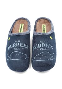 Hot Potatoes by Gioseppo - Granatowe Kapcie Gioseppo-Hot Potatoes Domowe Obuwie Męskie. Okazja: do domu. Kolor: niebieski. Materiał: futro, materiał. Wzór: nadruk, napisy #7