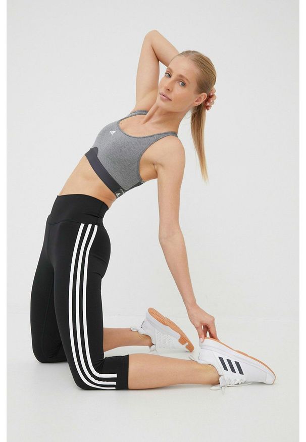 adidas Performance legginsy treningowe Optime Trainicons damskie kolor czarny z nadrukiem. Kolor: czarny. Materiał: skóra, lycra, materiał, włókno. Wzór: nadruk. Styl: sportowy. Sport: fitness