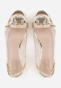 Renee - Złote Eleganckie Sandały VICES z Transparentną Cholewką i Klamrą z Cyrkoniami Qinieth. Zapięcie: klamry. Kolor: złoty. Materiał: satyna. Obcas: na obcasie. Styl: elegancki. Wysokość obcasa: średni #3