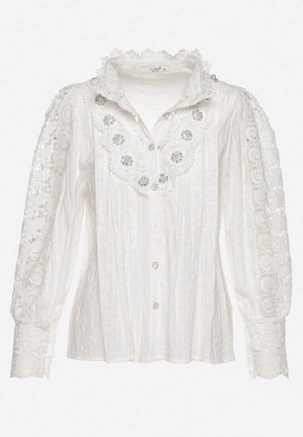 Born2be - Biała Koszula z Ażurowymi Wstawkami z Cyrkoniami i Perełkami Taia. Okazja: na co dzień. Typ kołnierza: kołnierzyk stójkowy, kokarda. Kolor: biały. Materiał: tkanina, materiał. Długość: długie. Wzór: ażurowy. Styl: casual