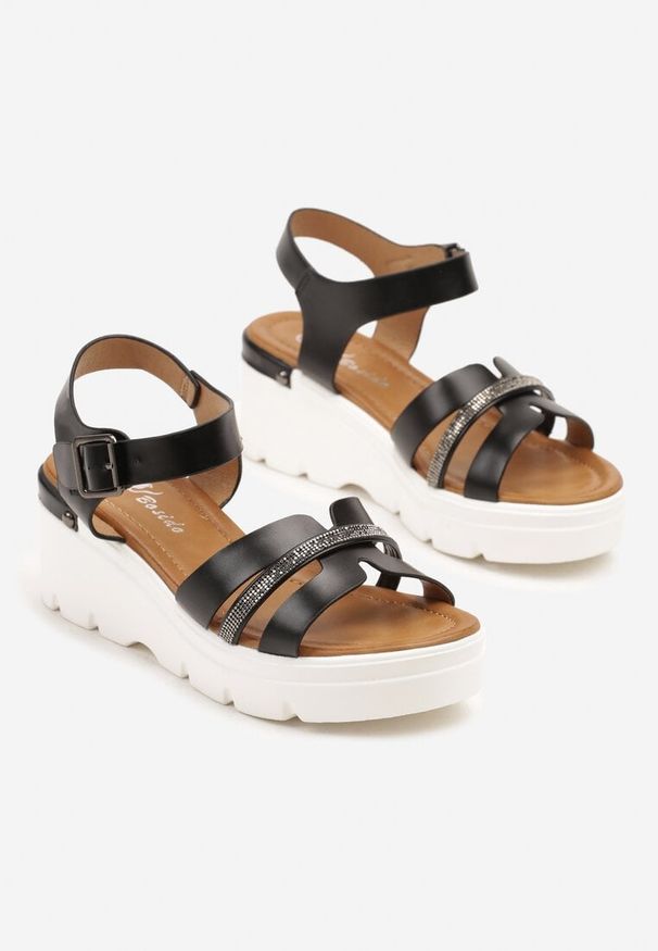 Renee - Czarne Sandały na Koturnie z Paseczkiem z Cyrkoniami Lisindra. Okazja: na co dzień. Kolor: czarny. Materiał: jeans, len. Wzór: aplikacja. Obcas: na koturnie. Styl: wizytowy, elegancki, casual. Wysokość obcasa: średni