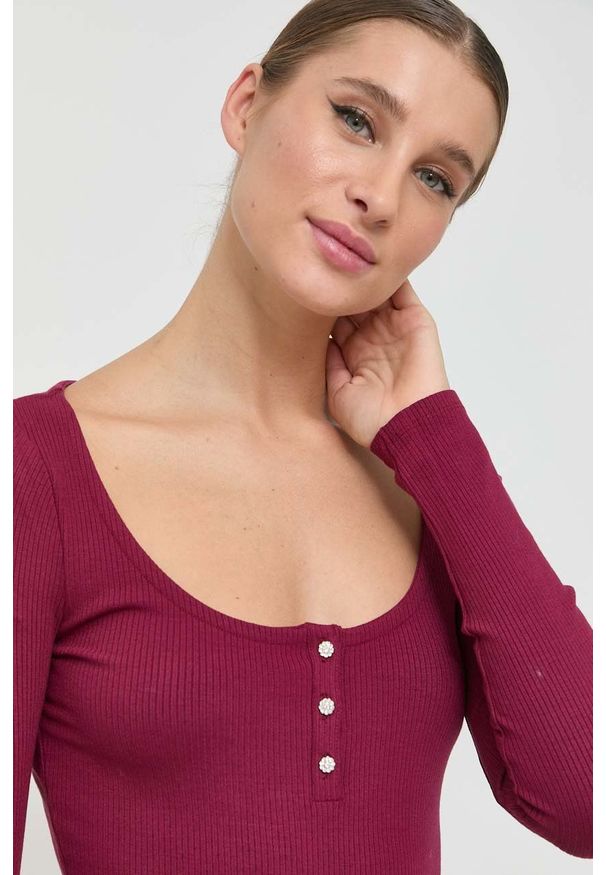 Guess longsleeve damski kolor bordowy. Kolor: czerwony. Materiał: materiał, wiskoza. Długość rękawa: długi rękaw. Długość: krótkie